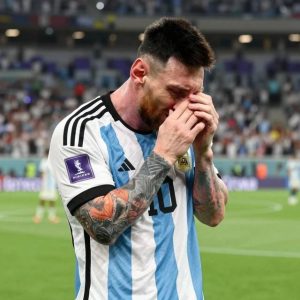 Argentina vượt qua Ai Cập trong tranh cãi, Messi khóc xé lòng phá kỷ lục Maradona